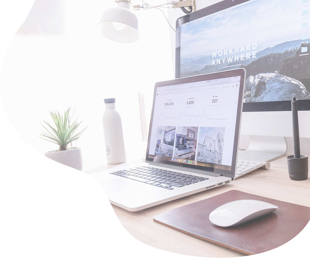 パソコンと作業台の画像の背景