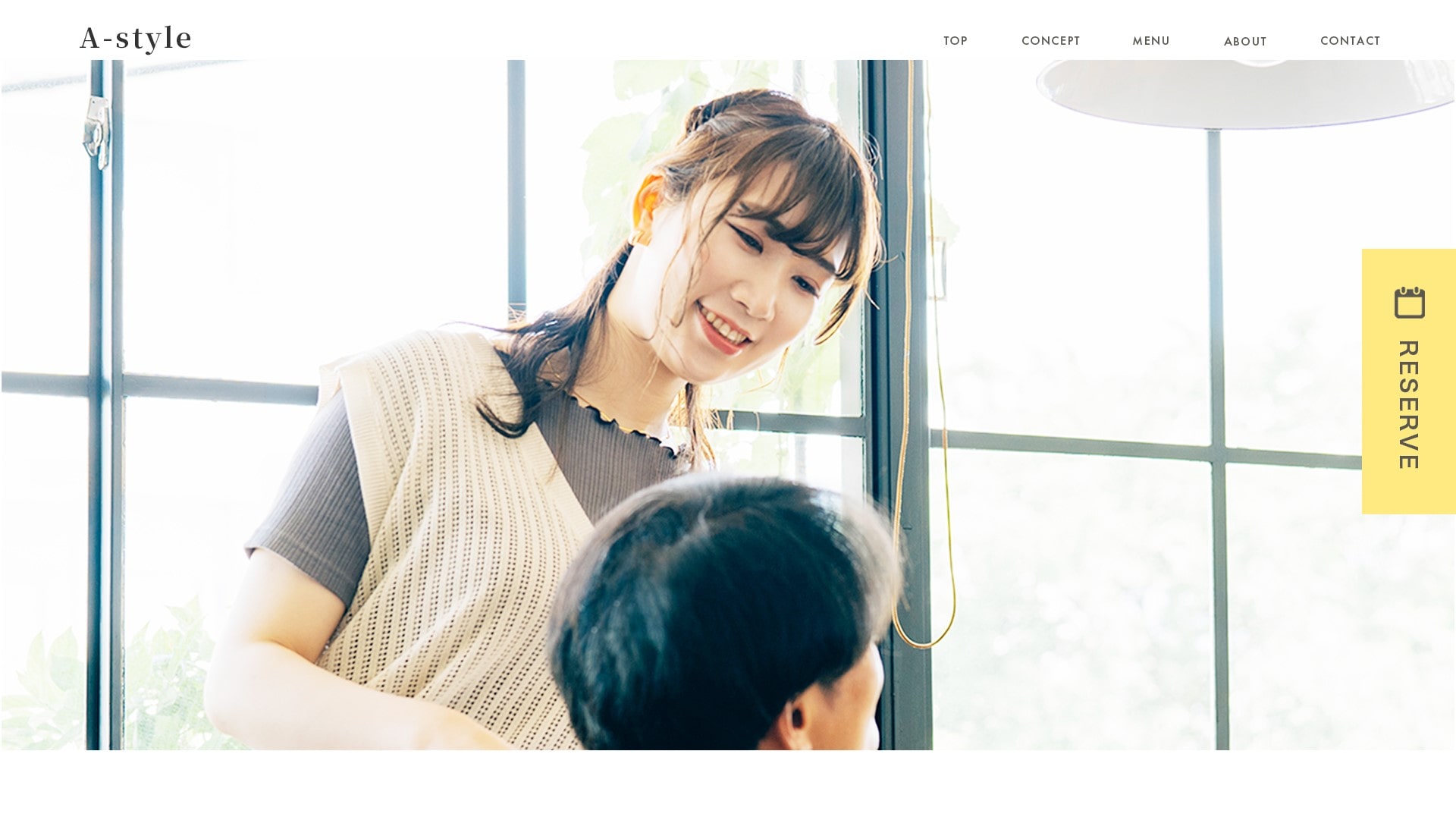 美容室「A-style」のWebサイト。店内の様子や施術中の写真が掲載されており、コンセプトやメニュー、ギャラリーなどが紹介されている。