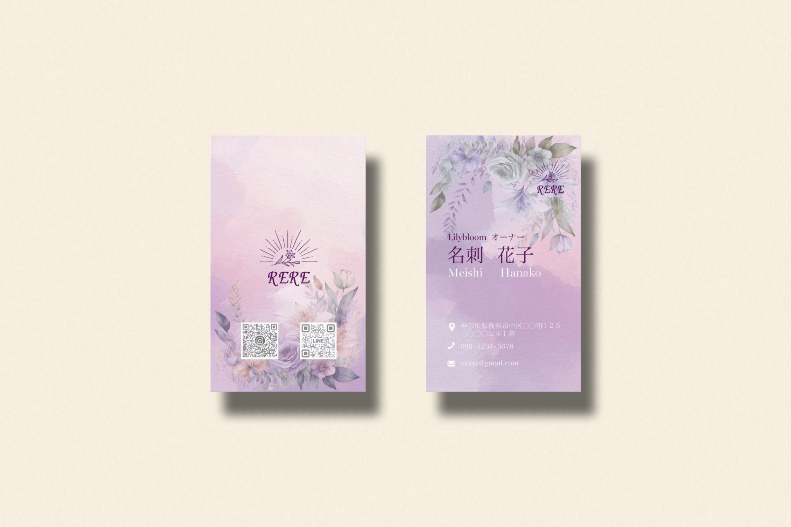 淡いピンクと花柄が印象的なスイーツ専門店REREの名刺デザイン。手書き風フォントとQRコードが配置されています。